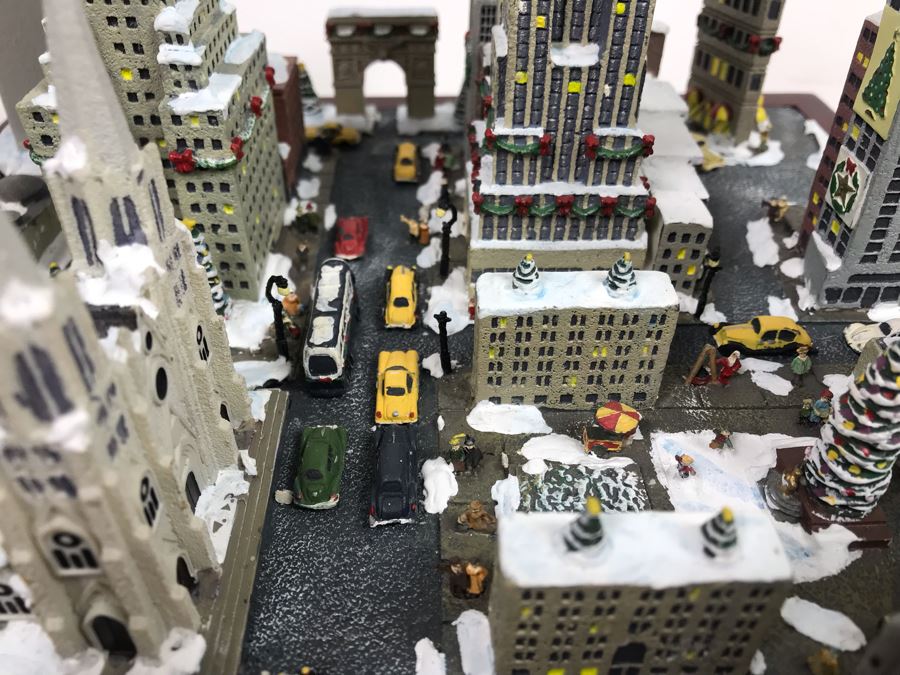 Danbury Mint Christmas In New York Sculpture Figurine With Box [Photo 7]