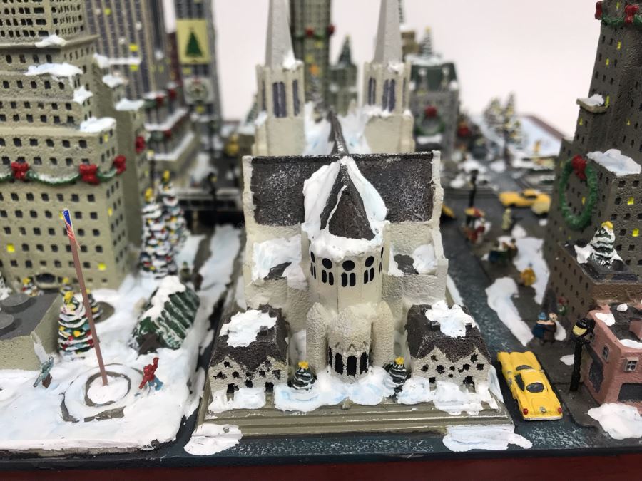 Danbury Mint Christmas In New York Sculpture Figurine With Box [Photo 26]