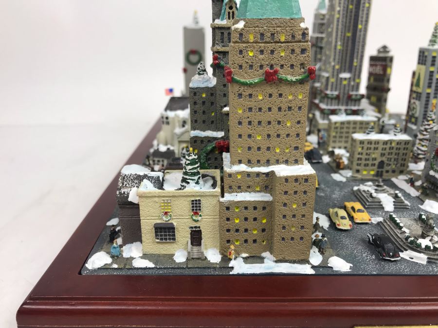 Danbury Mint Christmas In New York Sculpture Figurine With Box [Photo 5]