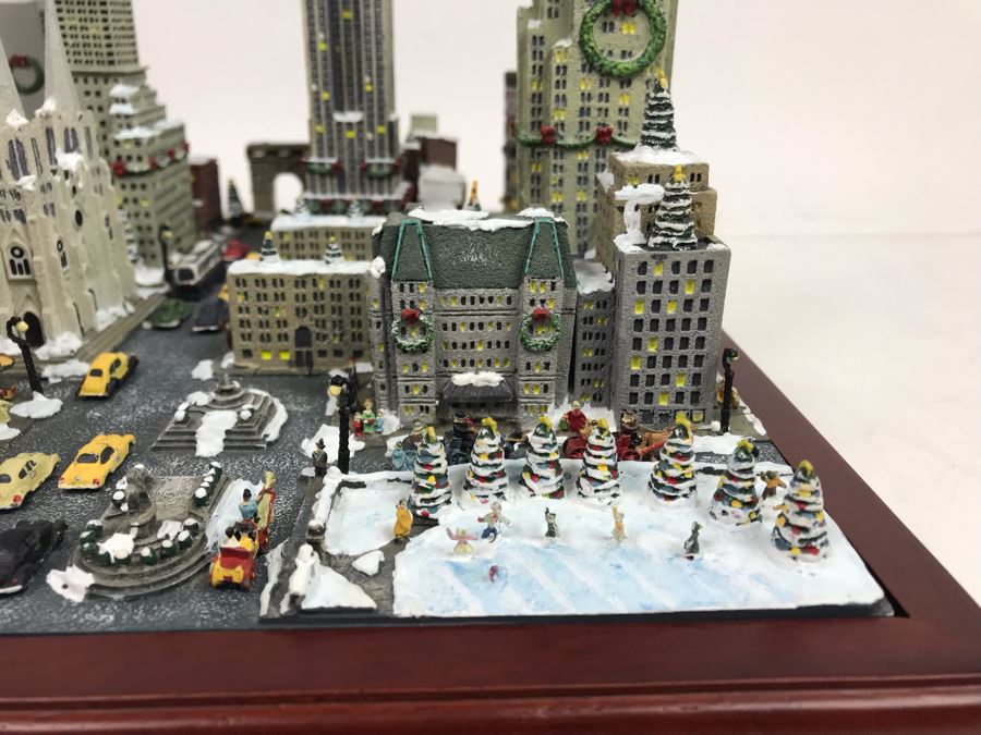 Danbury Mint Christmas In New York Sculpture Figurine With Box [Photo 6]