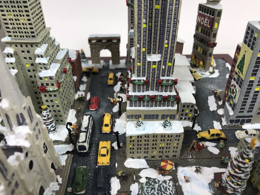 Danbury Mint Christmas In New York Sculpture Figurine With Box [Photo 10]