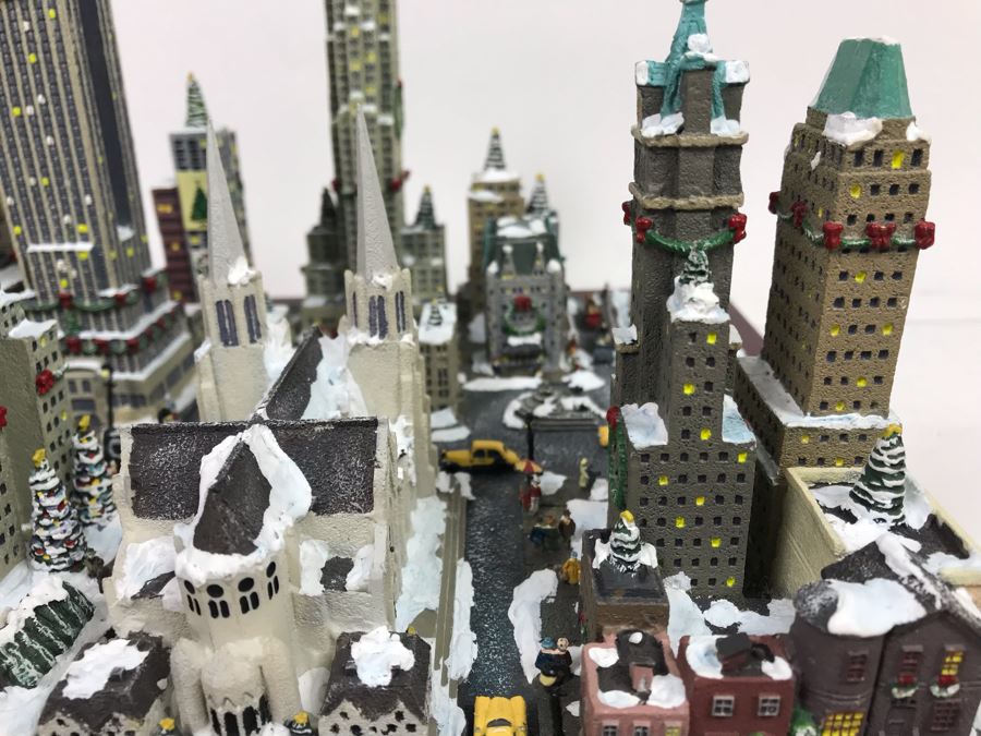 Danbury Mint Christmas In New York Sculpture Figurine With Box [Photo 29]