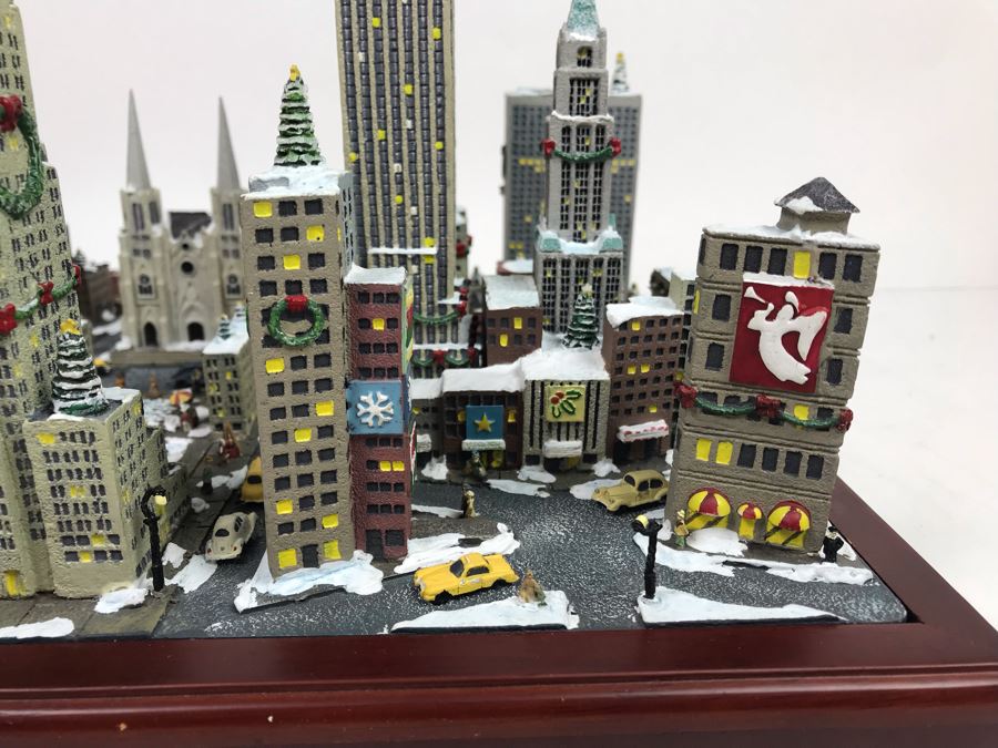Danbury Mint Christmas In New York Sculpture Figurine With Box [Photo 14]