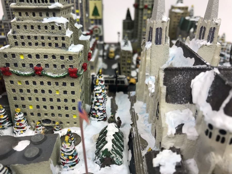 Danbury Mint Christmas In New York Sculpture Figurine With Box [Photo 27]