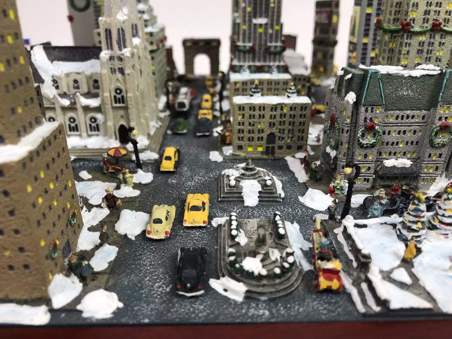 Danbury Mint Christmas In New York Sculpture Figurine With Box [Photo 4]