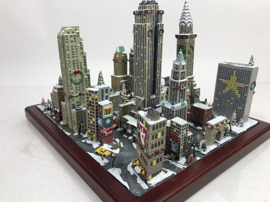 Danbury Mint Christmas In New York Sculpture Figurine With Box [Photo 16]