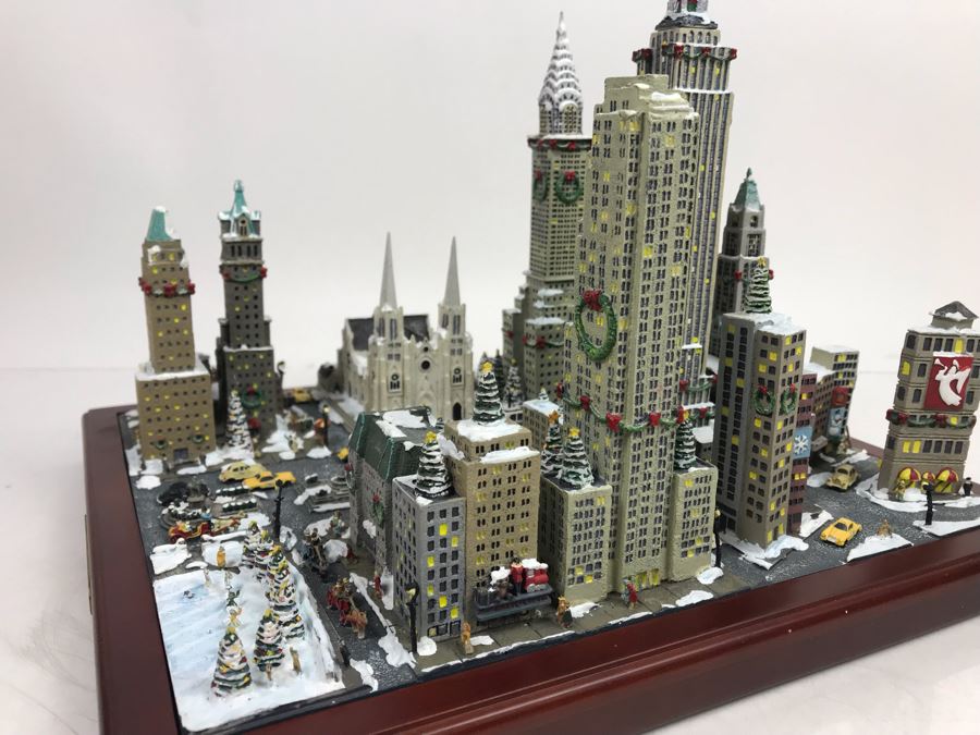 Danbury Mint Christmas In New York Sculpture Figurine With Box [Photo 12]