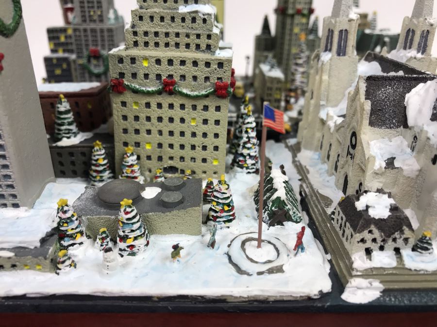 Danbury Mint Christmas In New York Sculpture Figurine With Box [Photo 25]