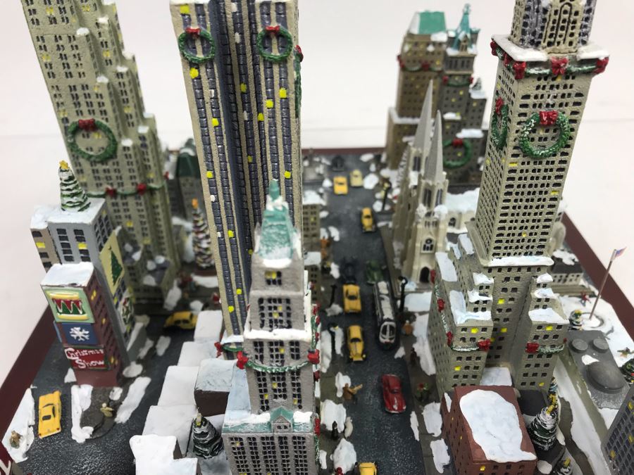 Danbury Mint Christmas In New York Sculpture Figurine With Box [Photo 19]