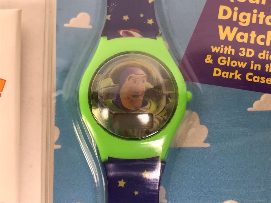 New Toy Story Buzz Lightyear Watch And (2) Original Walt Disney's Toy Story Movie Promotional Buttons From Pacific's El Capitan Theatre Nov 22 - Jan 1 [Photo 3]