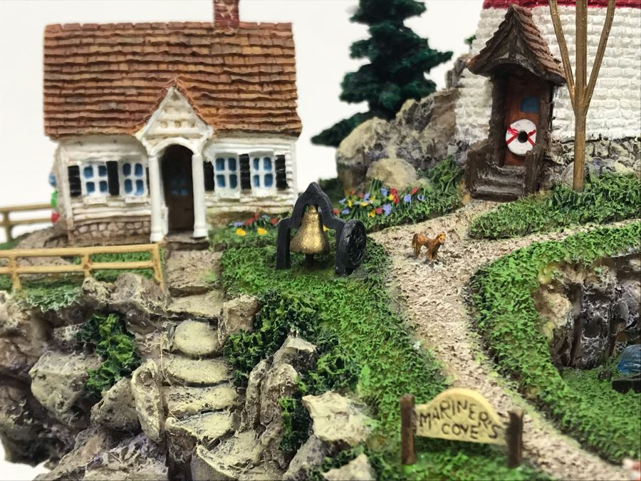 The Danbury Mint Mariner's Cove Lighthouse By Colin Gough With Box [Photo 9]