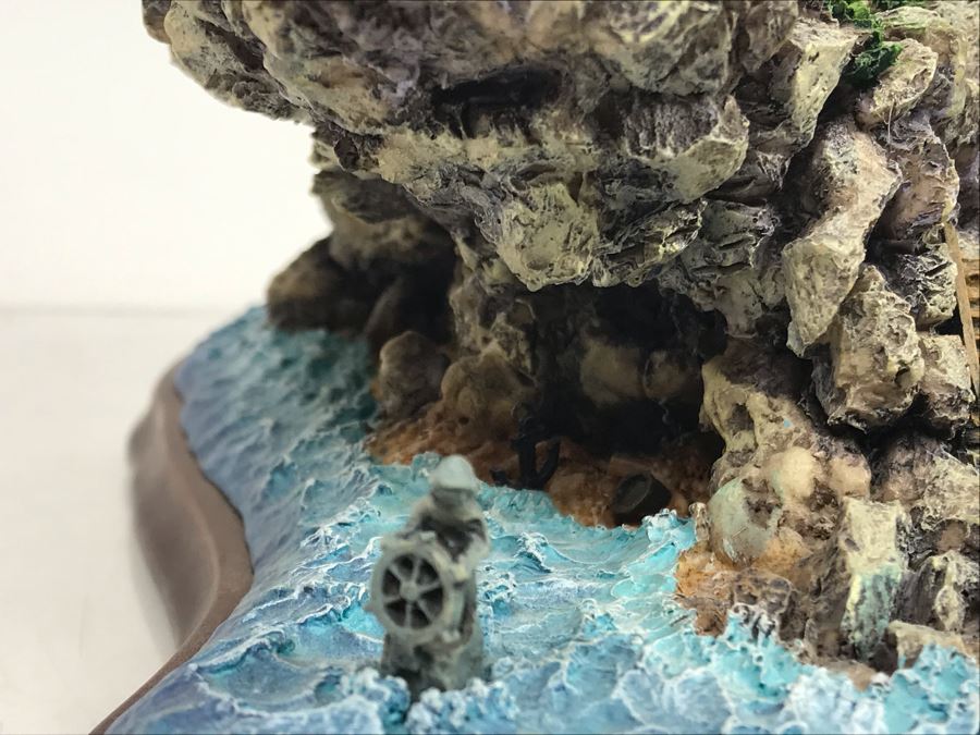 The Danbury Mint Mariner's Cove Lighthouse By Colin Gough With Box [Photo 4]