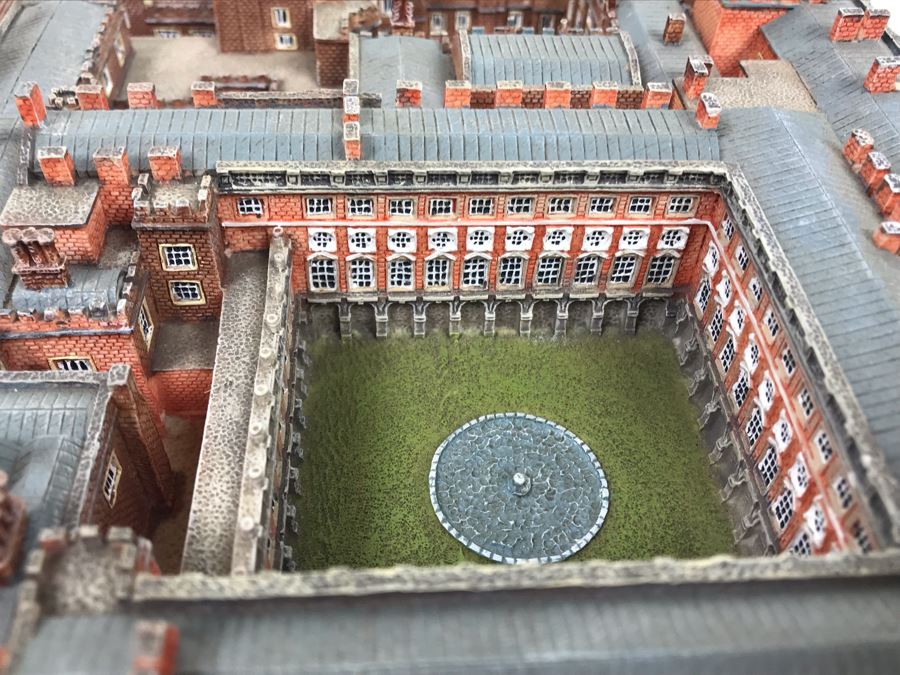 The Danbury Mint Hampton Court Collection Castles Of The British Monarchy With Box [Photo 9]