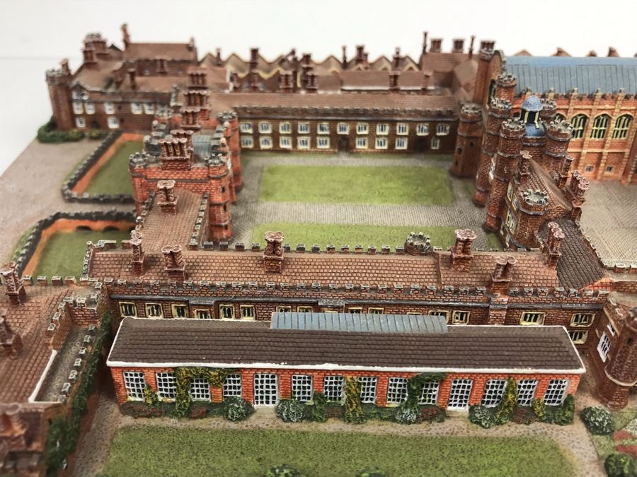 The Danbury Mint Hampton Court Collection Castles Of The British Monarchy With Box [Photo 12]