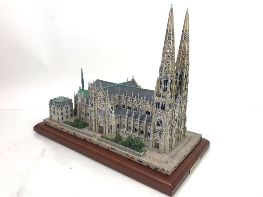 The Danbury Mint St. Patrick's Cathedral New York City With Box - (2) Spires Need To Be Glued (Have Parts) [Photo 1]
