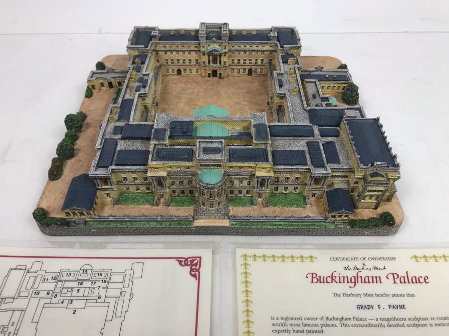 The Danbury Mint Buckingham Palace From Collection The Royal Residences Of The British Monarchy With Box [Photo 1]