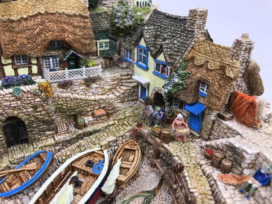 Large Lilliput Lane Limited Edition 'Out Of The Storm' Sculpture Figurine With Box Handmade In England Limited To 3,000 Retailed Over $2,000 [Photo 5]