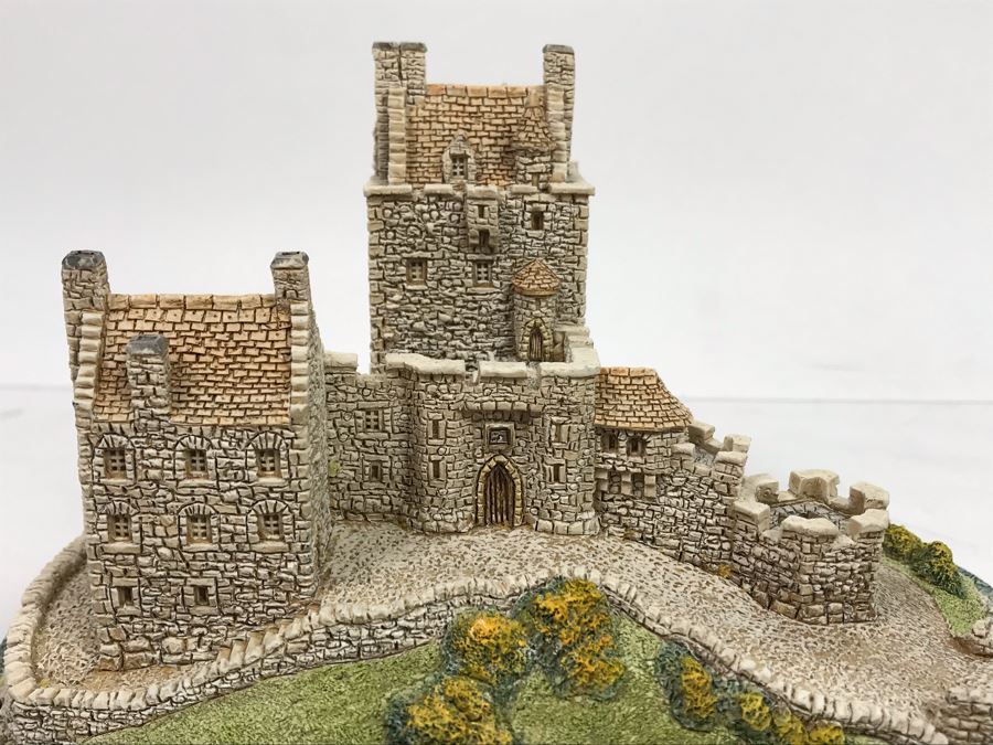 Vintage 1990 Lilliput Lane 'Eilean Donan Castle' Sculpture Figurine With Box [Photo 4]