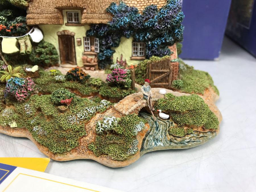 Pair Of Lilliput Lane Cottages 1997 'Mangerton Mill' And 1997 'Summer Days' With Boxes [Photo 16]