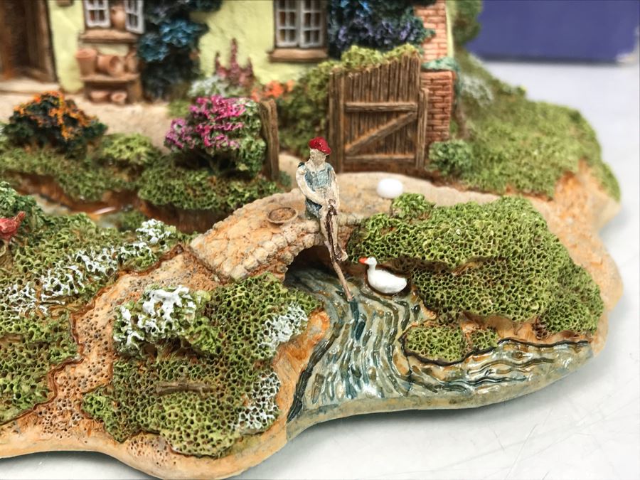 Pair Of Lilliput Lane Cottages 1997 'Mangerton Mill' And 1997 'Summer Days' With Boxes [Photo 17]