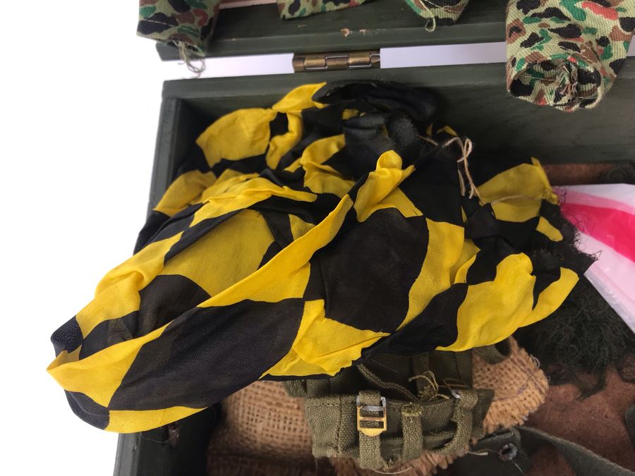 Vintage G.I. Joe Doll With Case, Accessories And Clothing [Photo 20]