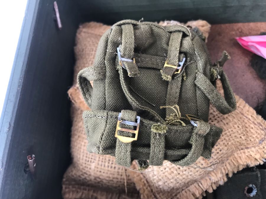 Vintage G.I. Joe Doll With Case, Accessories And Clothing [Photo 16]