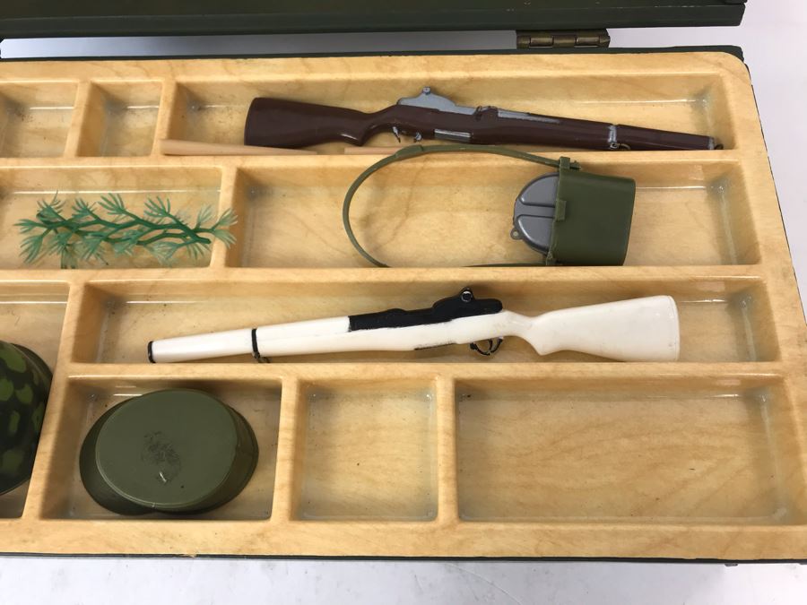 Vintage G.I. Joe Doll With Case, Accessories And Clothing [Photo 9]