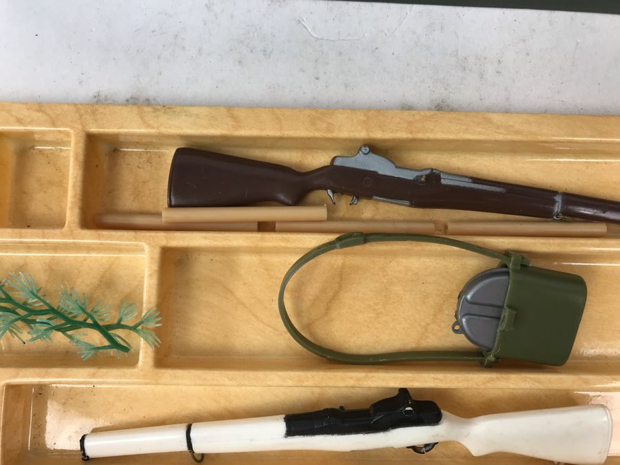 Vintage G.I. Joe Doll With Case, Accessories And Clothing [Photo 23]