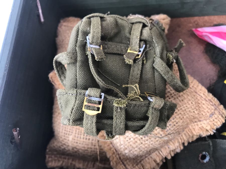 Vintage G.I. Joe Doll With Case, Accessories And Clothing [Photo 17]