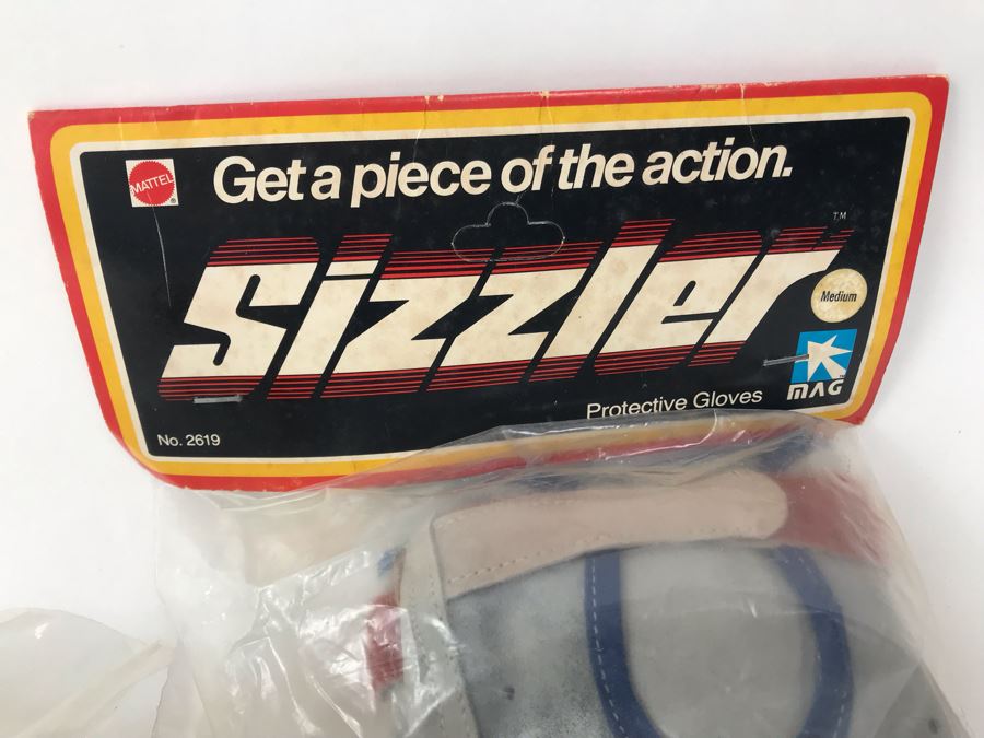 Various New Old Stock Mattel Sizzler Magnum Items Including Hardware, BMX Jerseys, Knee Pads And Gloves - See Photos [Photo 8]