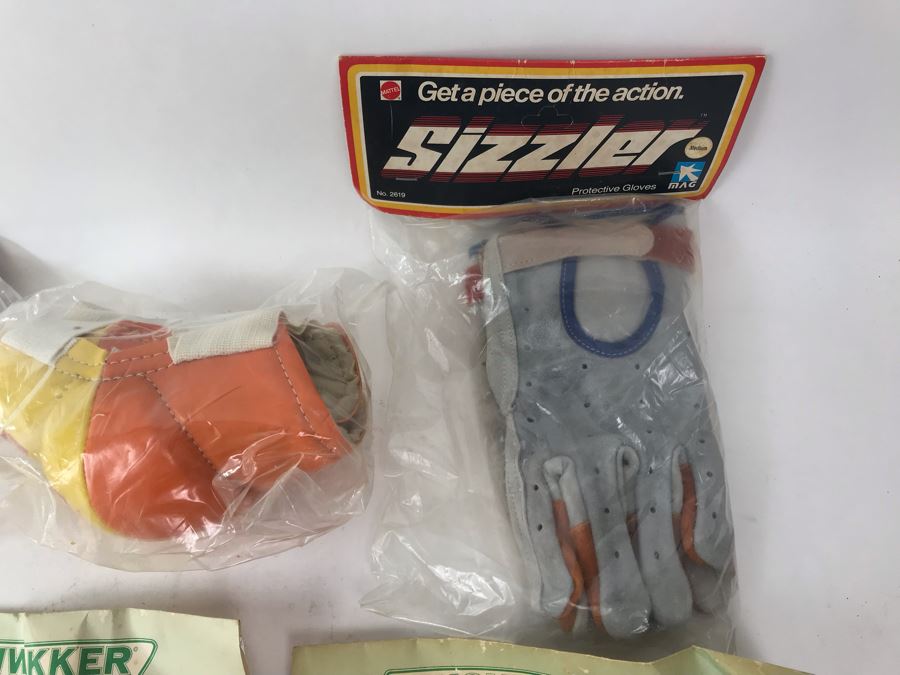 Various New Old Stock Mattel Sizzler Magnum Items Including Hardware, BMX Jerseys, Knee Pads And Gloves - See Photos [Photo 7]