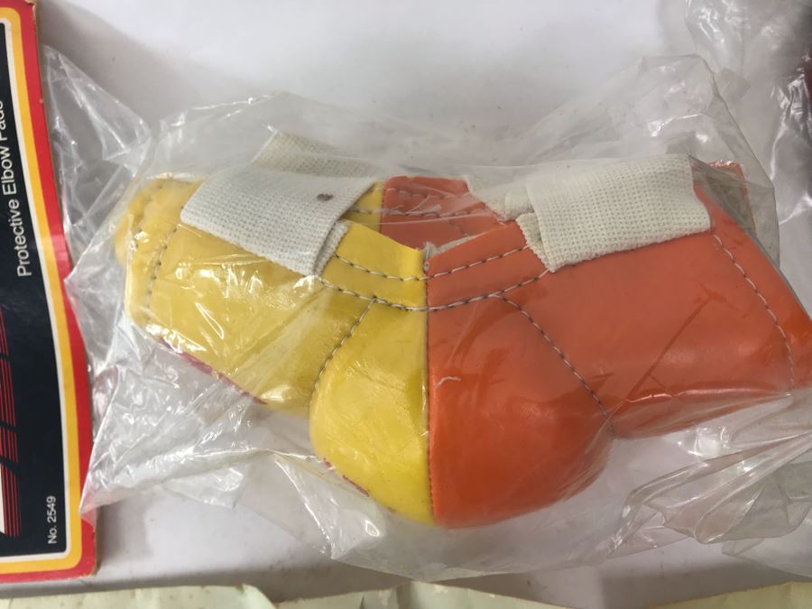 Various New Old Stock Mattel Sizzler Magnum Items Including Hardware, BMX Jerseys, Knee Pads And Gloves - See Photos [Photo 5]