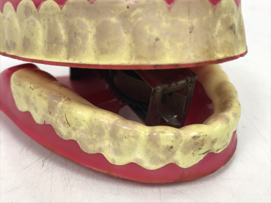 Vintage Mechanical Wind Up Chattering Teeth Works But Key Missing [Photo 2]
