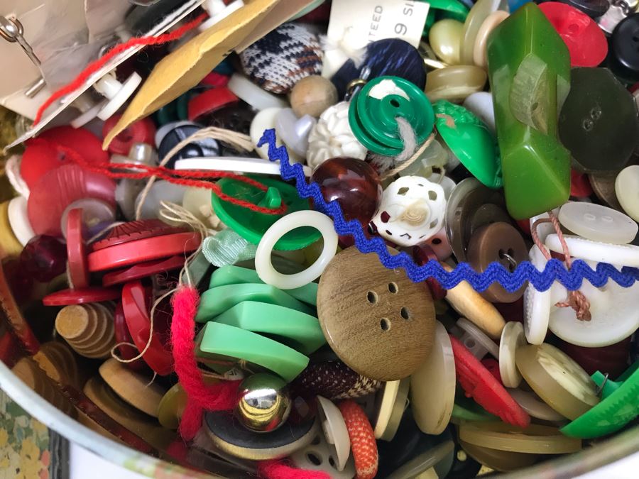 Pair Of Vintage Tins Filled With Vintage Sewing Supplies [Photo 9]