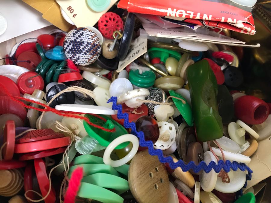 Pair Of Vintage Tins Filled With Vintage Sewing Supplies [Photo 12]