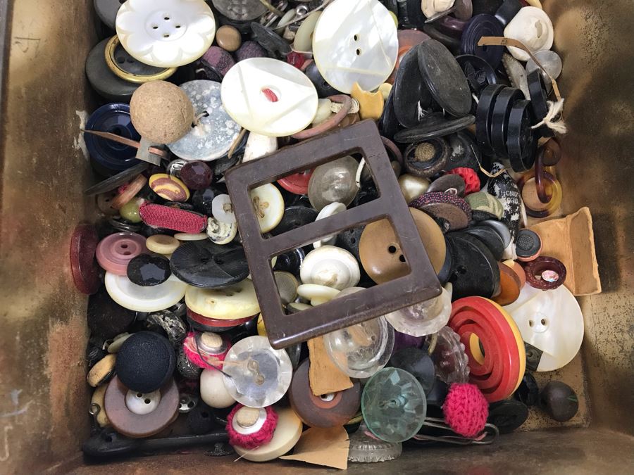 Pair Of Vintage Tins Filled With Vintage Sewing Supplies [Photo 6]