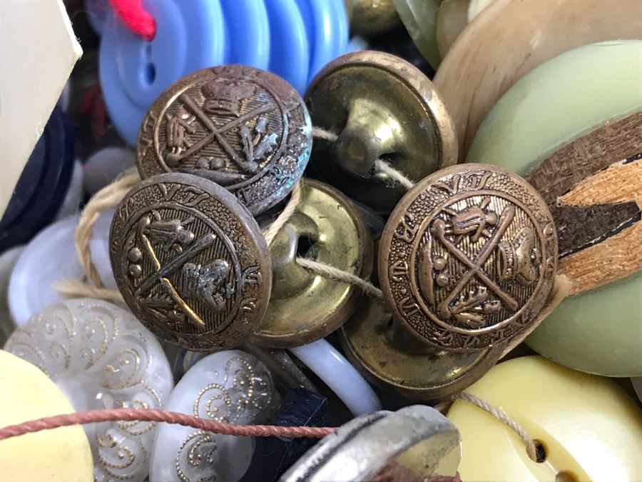 Pair Of Vintage Tins Filled With Vintage Sewing Supplies [Photo 23]