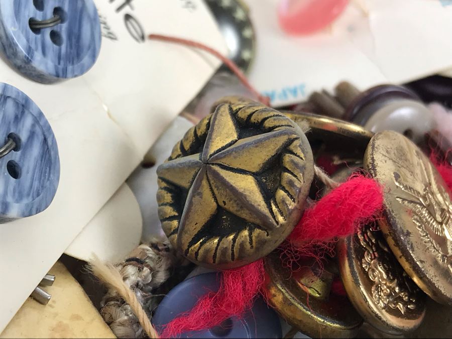 Pair Of Vintage Tins Filled With Vintage Sewing Supplies [Photo 18]