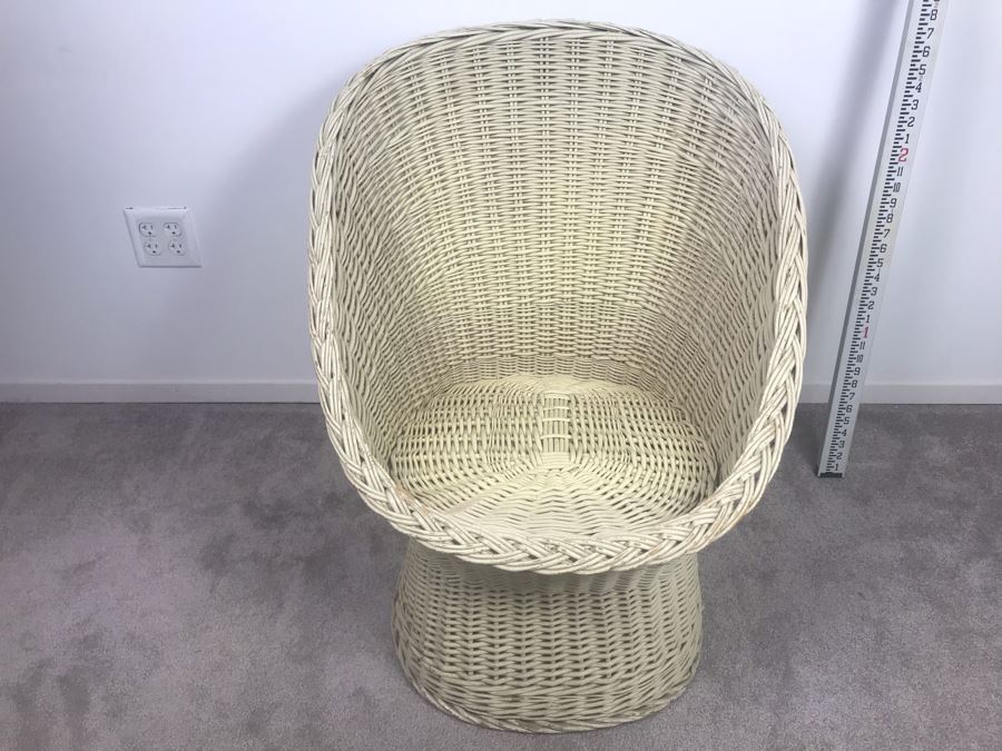 Vintage Wicker Chair [Photo 2]
