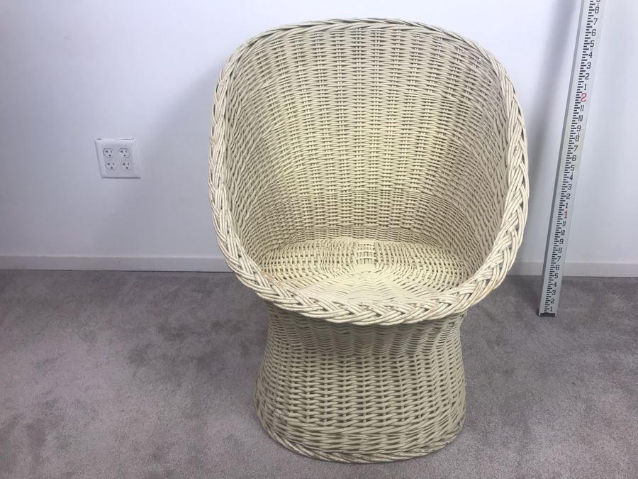 Vintage Wicker Chair [Photo 3]