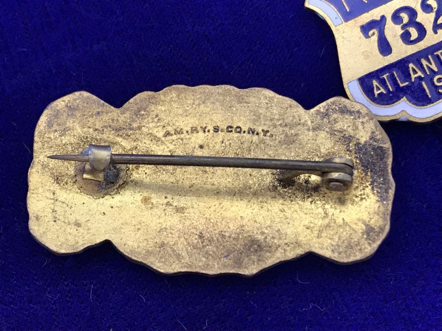 JUST ADDED - Vintage Button And Pin Collection [Photo 7]