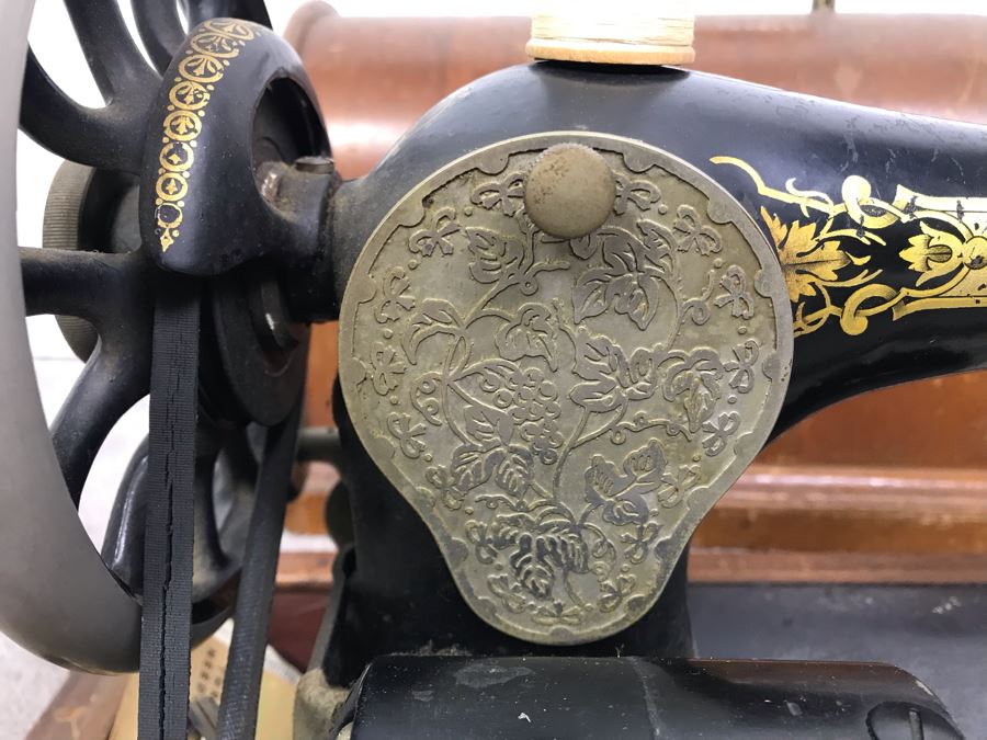 Vintage Working Singer Sewing Machine With Wooden Carrying Case S/N 1966164 [Photo 13]