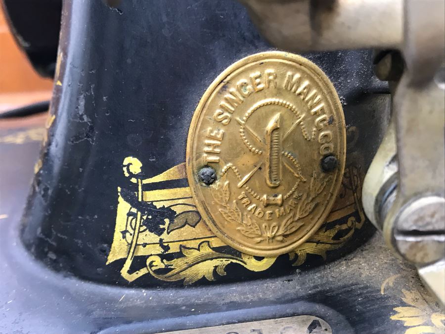 Vintage Working Singer Sewing Machine With Wooden Carrying Case S/N 1966164 [Photo 8]