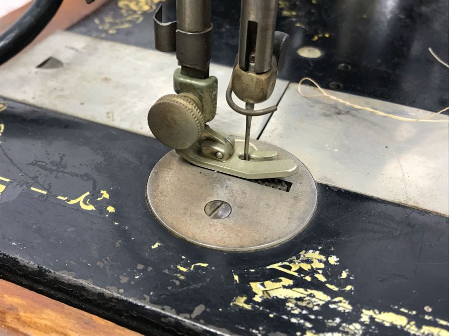 Vintage Working Singer Sewing Machine With Wooden Carrying Case S/N 1966164 [Photo 10]