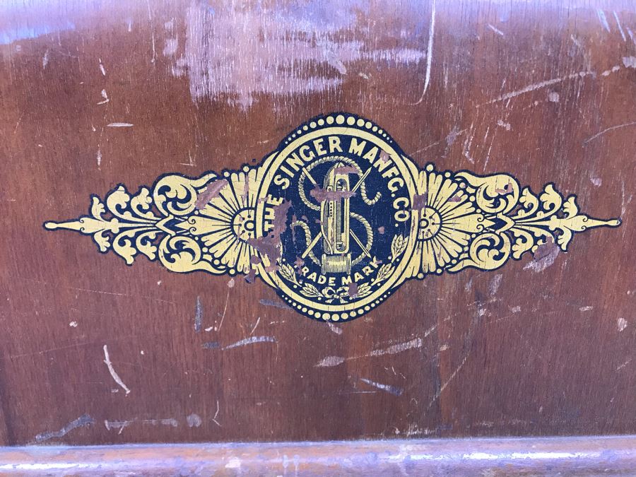 Vintage Working Singer Sewing Machine With Wooden Carrying Case S/N 1966164 [Photo 3]