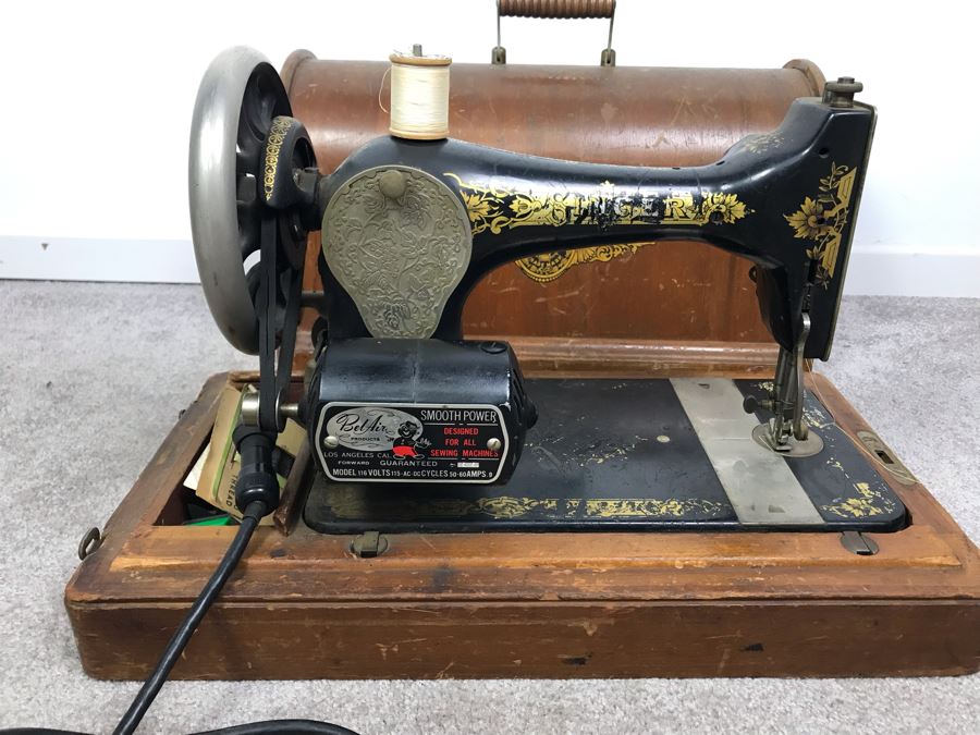 Vintage Working Singer Sewing Machine With Wooden Carrying Case S/N 1966164 [Photo 12]