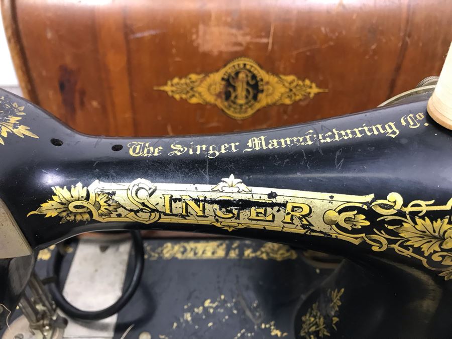 Vintage Working Singer Sewing Machine With Wooden Carrying Case S/N 1966164 [Photo 6]