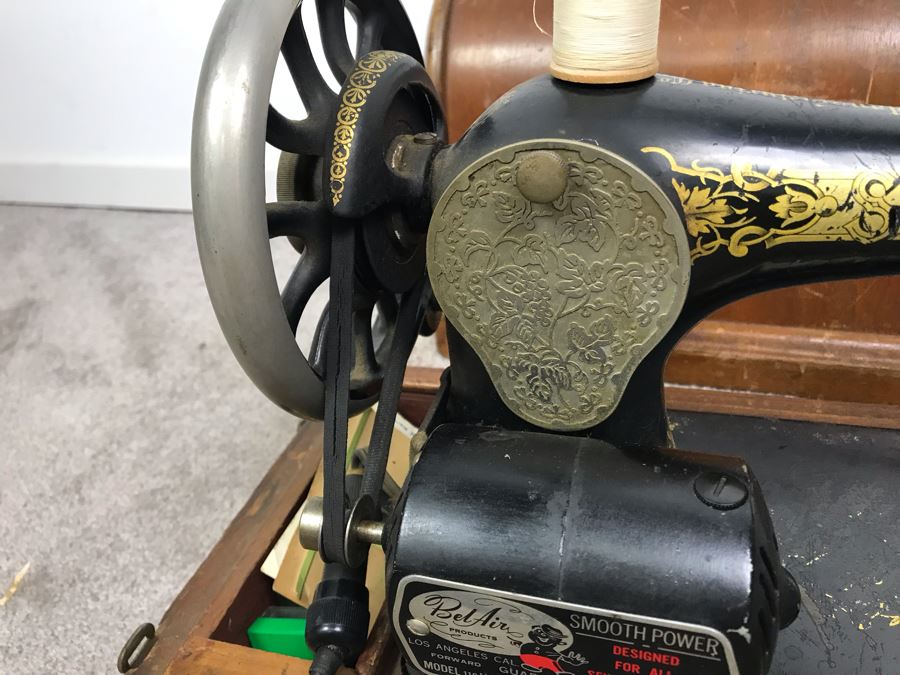 Vintage Working Singer Sewing Machine With Wooden Carrying Case S/N 1966164 [Photo 14]