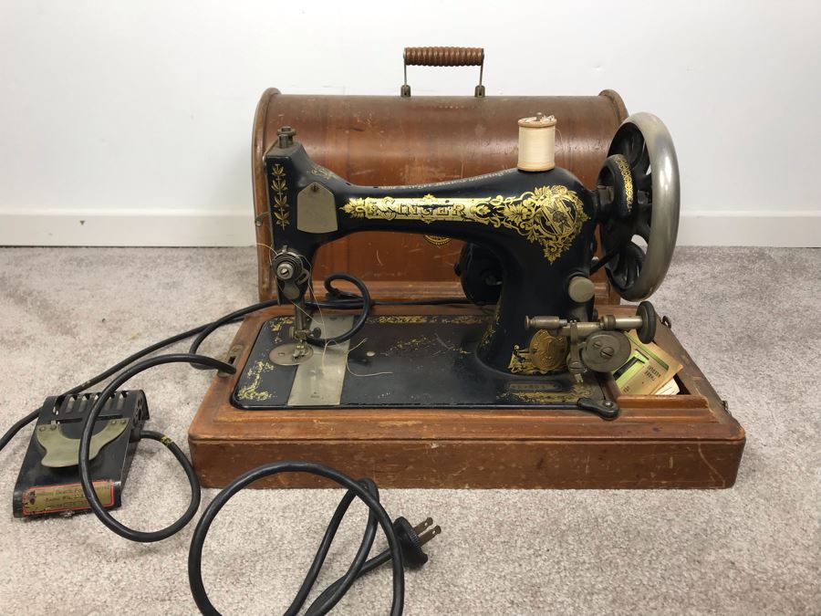 Vintage Working Singer Sewing Machine With Wooden Carrying Case S/N 1966164 [Photo 4]