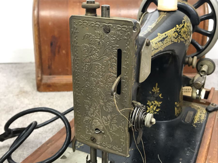 Vintage Working Singer Sewing Machine With Wooden Carrying Case S/N 1966164 [Photo 9]